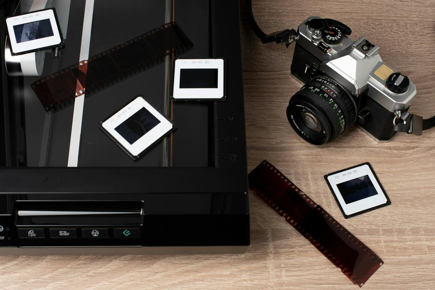 Filmikamera, dioja ja negatiiveja Vanhojen negatiiviien ja diojen digitalisointi.